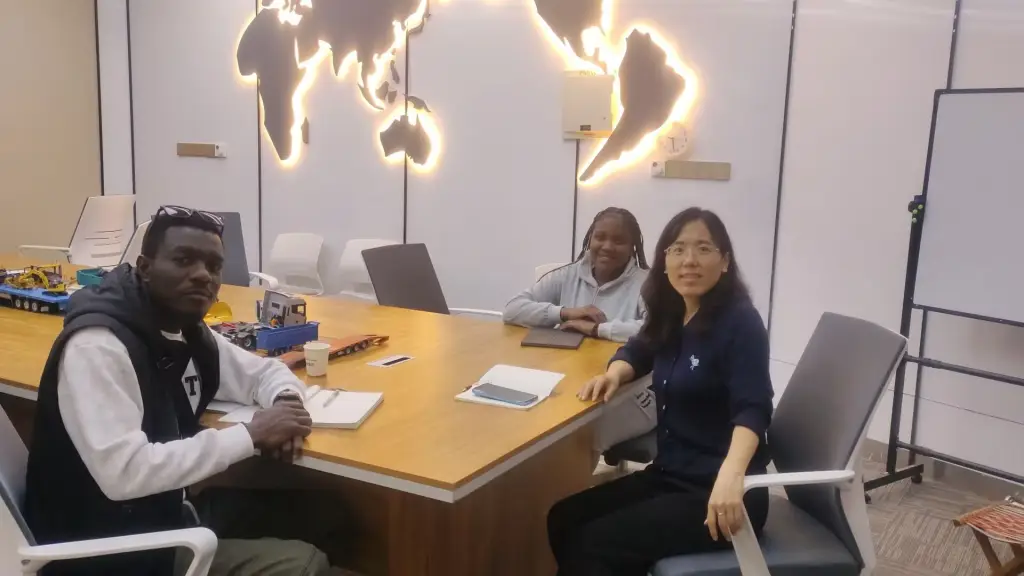 Why Zimbabwe’s Logistics Leaders Are Choosing Used Shacman Tractor Trucks。