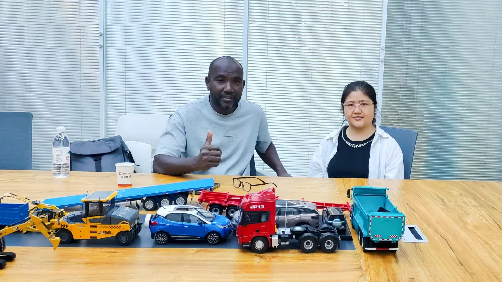 Why Do Sudan Transport Fleets Pair HOWO Tractor Trucks with Box Semi Trailers?